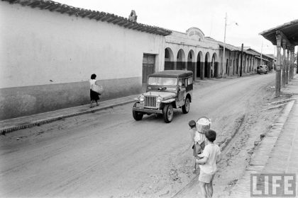         Jeep taxi circulando por la calle Independencia, entre Pari y Mercado
