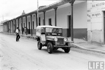         Jeep taxi circulando por la calle Independencia, entre Suarez de Figueroa y Pari
