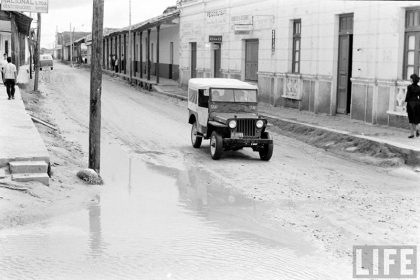         Circulación vehicular sobre la calle Independencia, esquina Pari  – fotografía 1 de 3
