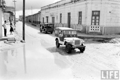         Circulación vehicular sobre la calle Independencia, esquina Pari  – fotografía 2 de 3
