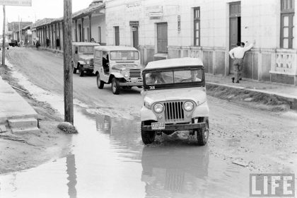         Circulación vehicular sobre la calle Independencia, esquina Pari  – fotografía 3 de 3
