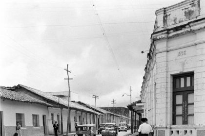         Mujer cruzando la calle Pari sobre la calle Independencia
