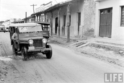         Jeep taxi sobre la calle Independencia llegando a la calle Pari – fotografía 1 de 2
