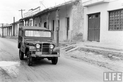         Jeep taxi sobre la calle Independencia llegando a la calle Pari – fotografía 2 de 2
