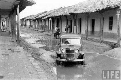         Personas a caballo detrás de una movilidad en la calle Pari antes de llegar a la calle Independencia
