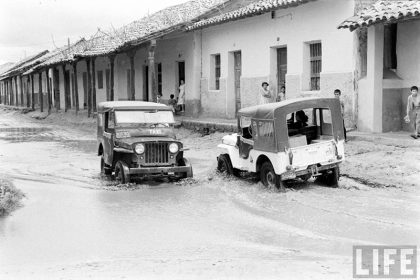         Jeeps cruzandose en el charco de agua formado en la calle Pari esquina Independencia – fotografía 1 de 2
