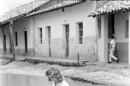         Mujer de pelo castaño cruzando la calle Pari sobre la calle Independencia
