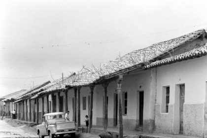         Mujer de pelo oscuro cruzando la calle Pari sobre la calle Independencia
