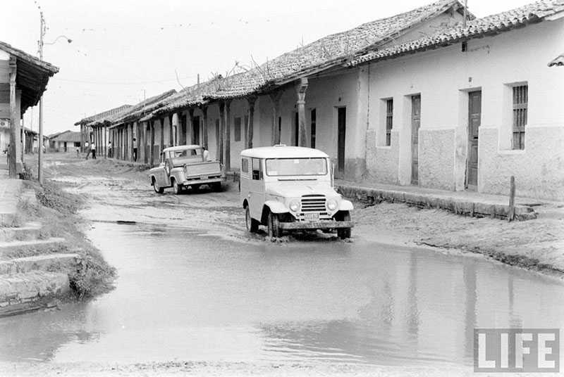         Toyota doblando a la calle Independencia desde la calle Pari – fotografía 1 de 3
