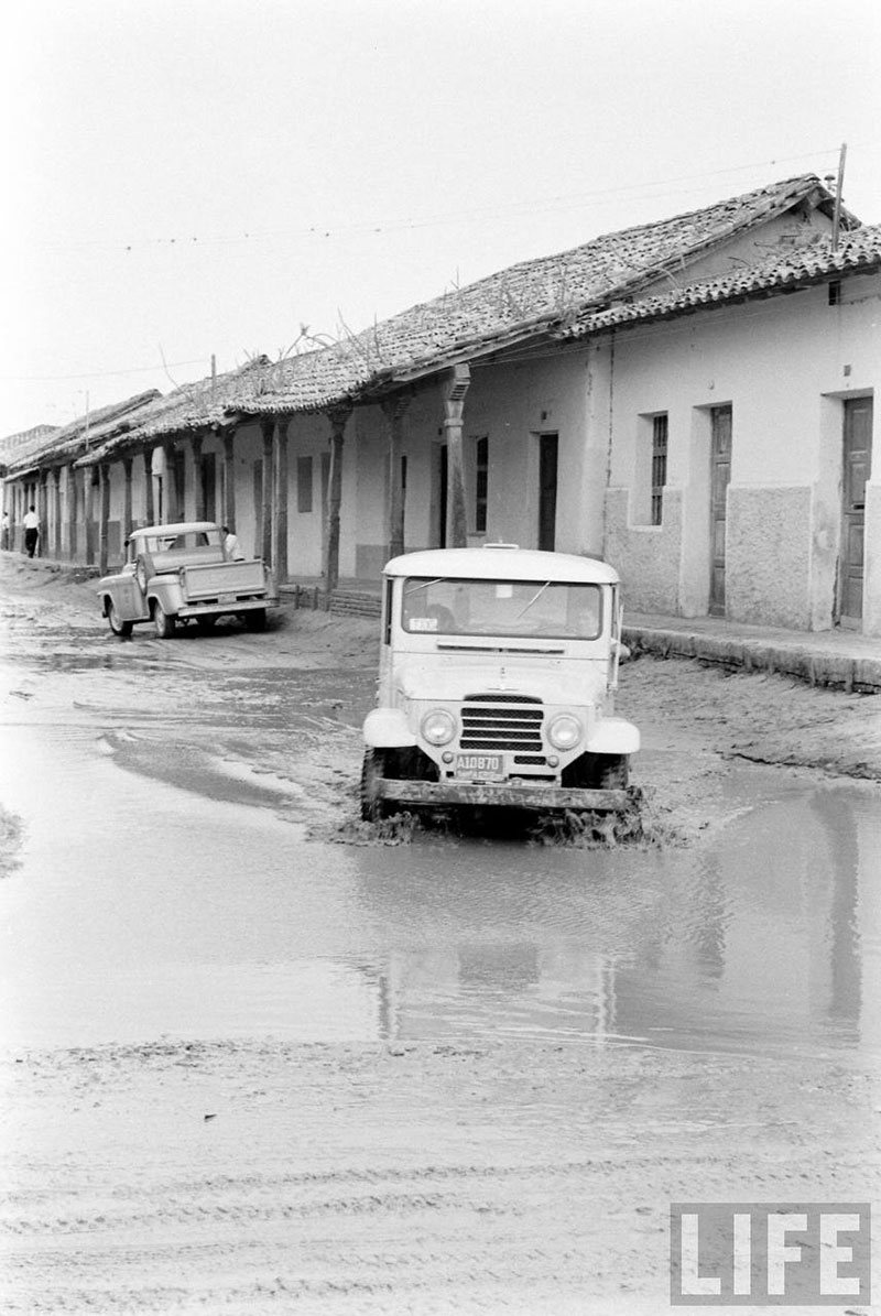         Toyota doblando a la calle Independencia desde la calle Pari – fotografía 2 de 3
