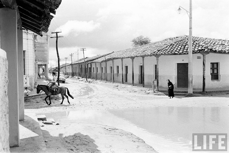         Cruzando la calle Pari sobre la calle Independencia a caballo – fotografía 2 de 2
