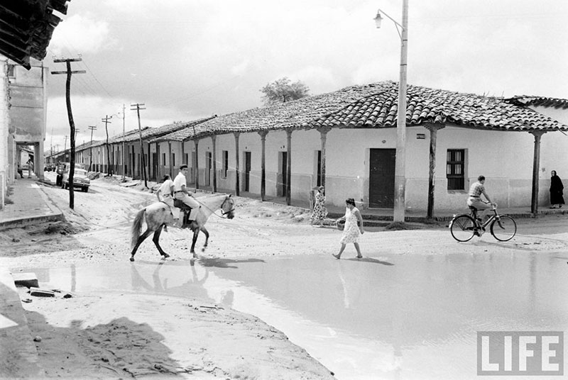         Dos niños a caballo mirando al fotógrafo – fotografía 1 de 2
