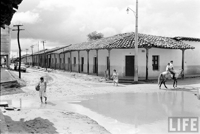         Dos niños a caballo mirando al fotógrafo – fotografía 2 de 2
