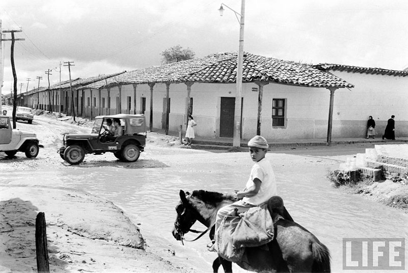         Niño a caballo sobre la calle Pari de ida a la calle Independencia – fotografía 1 de 3
