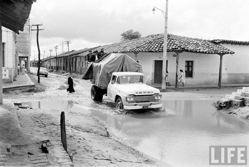         Camión Ford sobre la calle Pari cruzando la calle Independencia
