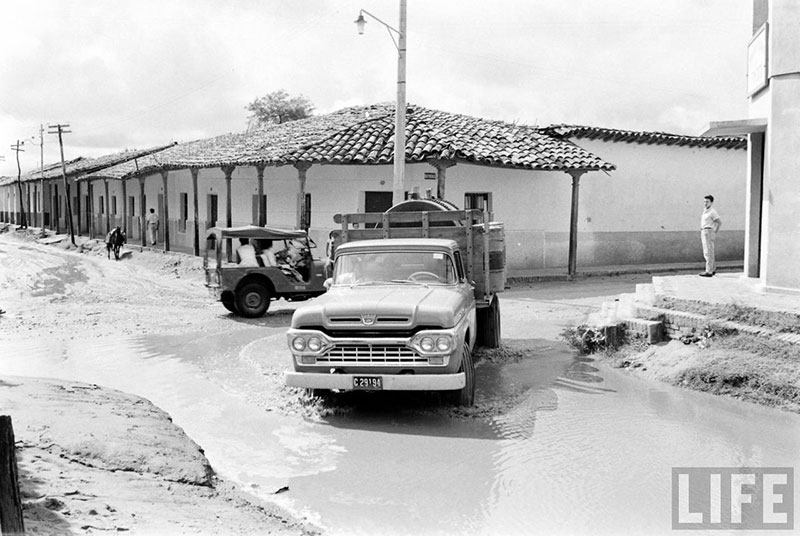         Camión doblando a la calle Pari desde la calle Inependencia – de sur a oeste
