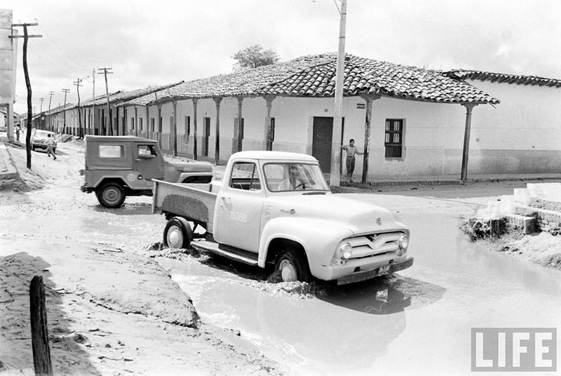         Camión doblando a la calle Pari desde la calle Inependencia – de norte a oeste
