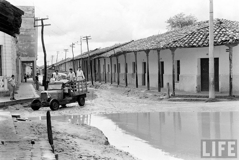         Camión pequeño doblando a la calle Pari desde la calle Inependencia
