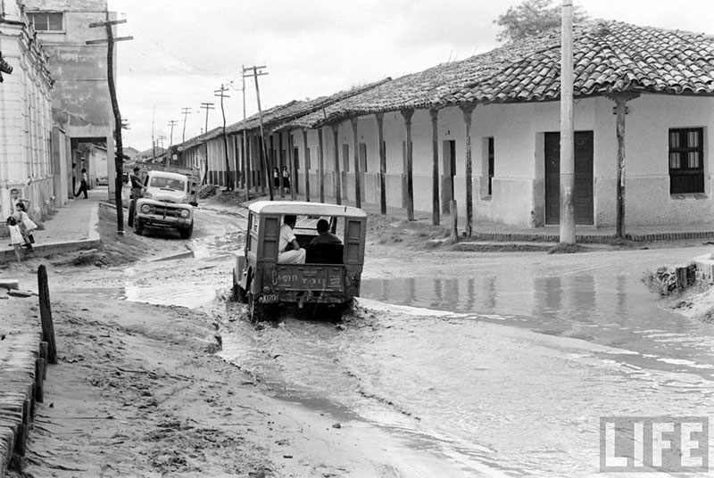         Jeep Willys cruzando la calle Independencia sobre la calle Pari
