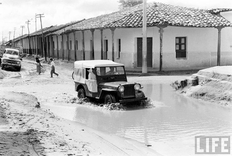         Jeep Willys doblando a la calle Pari desde la calle Independencia
