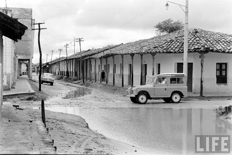         Land Rover cruzando la calle Pari sobre la calle Independencia
