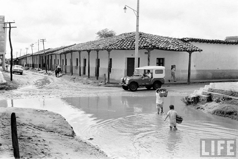         Jeep Willys cruzando la calle Pari sobre la calle Independencia – fotografía 1 de 2
