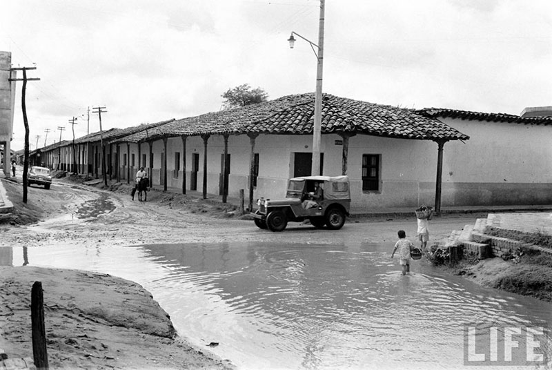         Jeep Willys cruzando la calle Pari sobre la calle Independencia – fotografía 2 de 2
