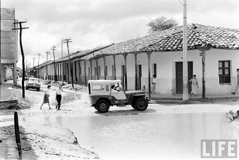         Jeep Willys cruzando la calle Pari de norte a sur sobre la calle Independencia – fotografía 1 de 3
