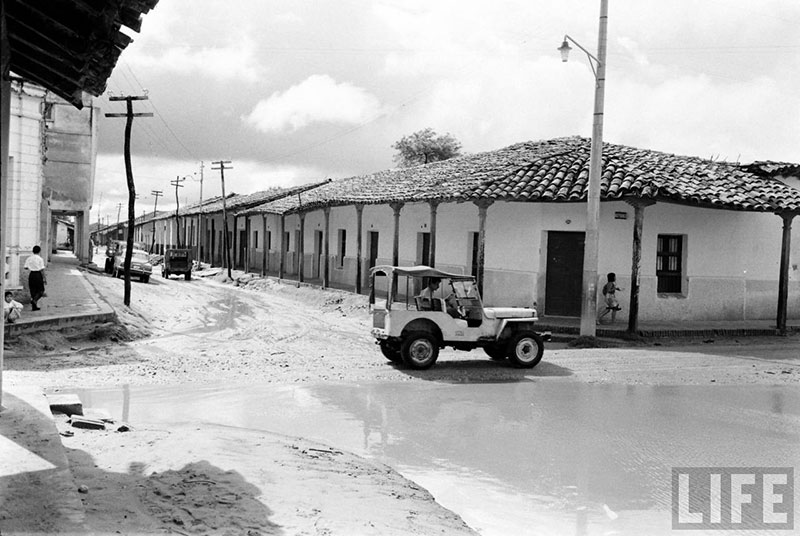         Jeep Willys cruzando la calle Pari de norte a sur sobre la calle Independencia – fotografía 2 de 3
