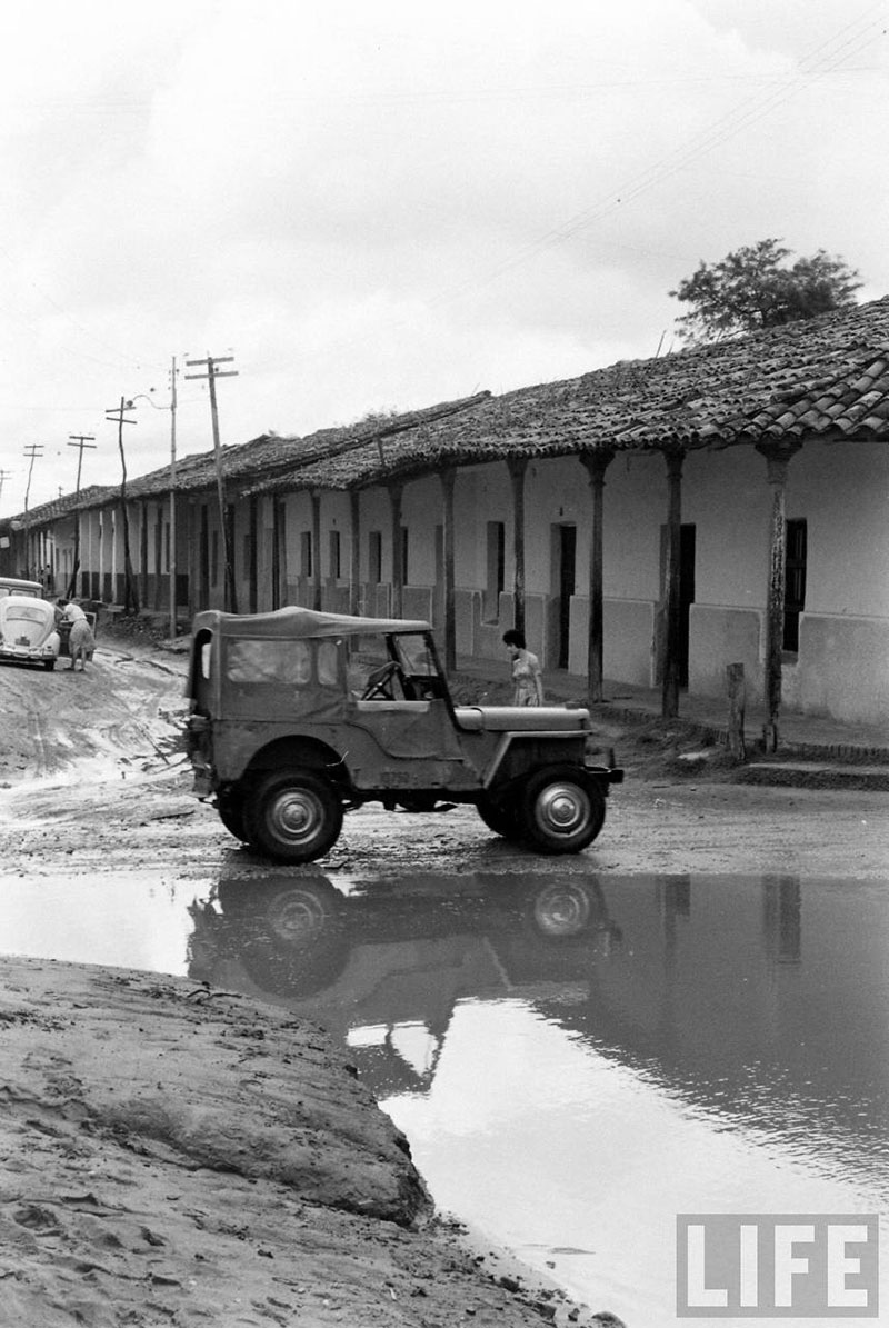         Jeep Willys cruzando la calle Pari de norte a sur sobre la calle Independencia – fotografía 3 de 3
