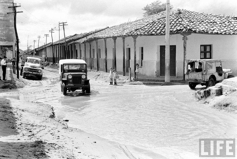         Taxi Jeep Willys sobre la calle Pari cruzando la calle Independencia – fotografía 1 de 3
