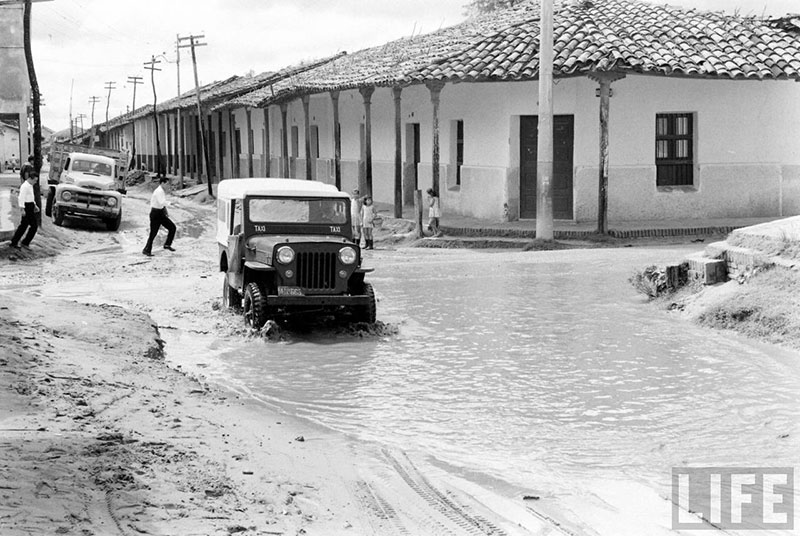         Taxi Jeep Willys sobre la calle Pari cruzando la calle Independencia – fotografía 2 de 3
