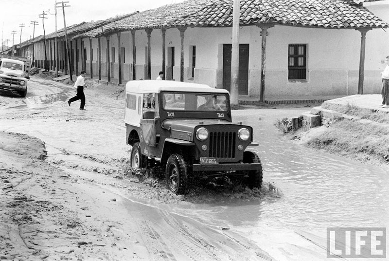         Taxi Jeep Willys sobre la calle Pari cruzando la calle Independencia – fotografía 3 de 3
