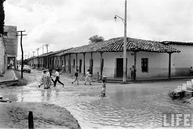         Niño en el charco de agua formado por las lluvias en la calle Pari esquina Independencia – fotografía 4 de 4
