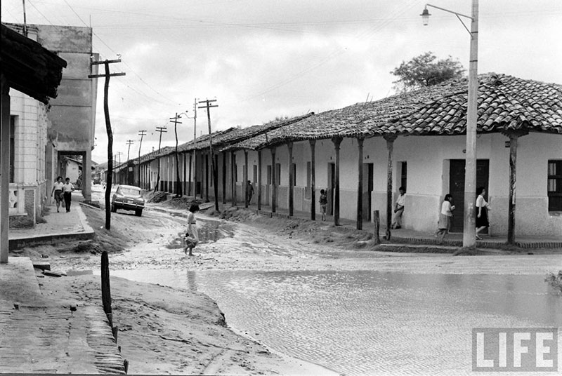         Personas caminando sobre la calle Independencia cruzando la calle Pari – fotografía 2 de 23
