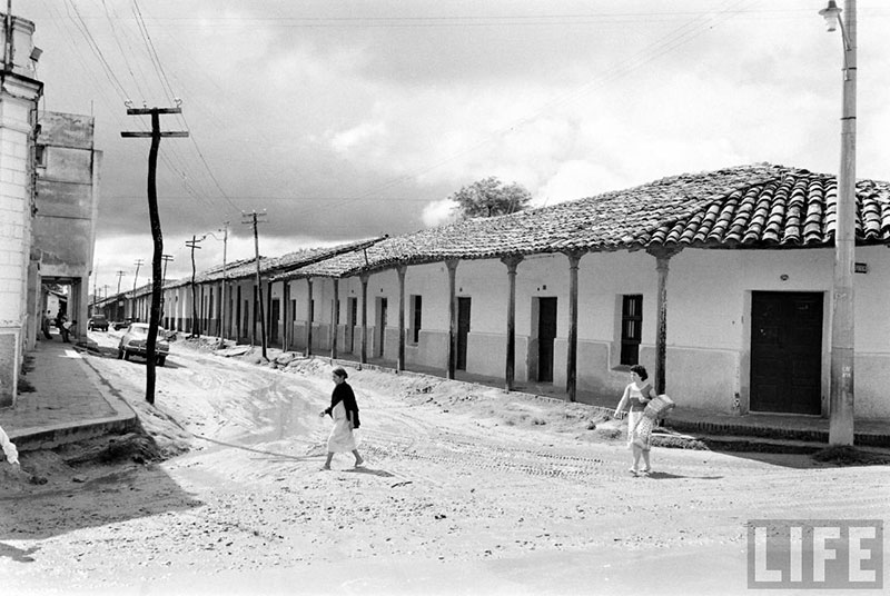         Personas caminando sobre la calle Independencia cruzando la calle Pari – fotografía 3 de 23
