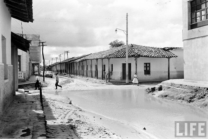         Personas caminando sobre la calle Independencia cruzando la calle Pari – fotografía 5 de 23
