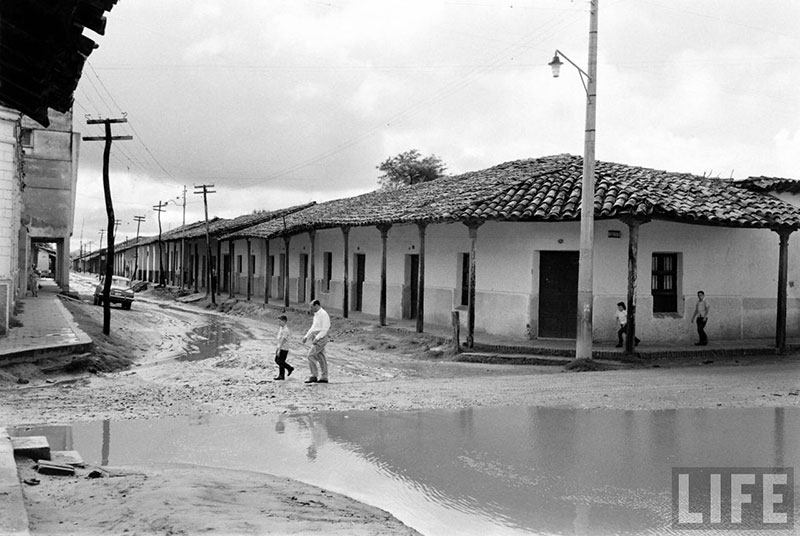         Personas caminando sobre la calle Independencia cruzando la calle Pari – fotografía 6 de 23
