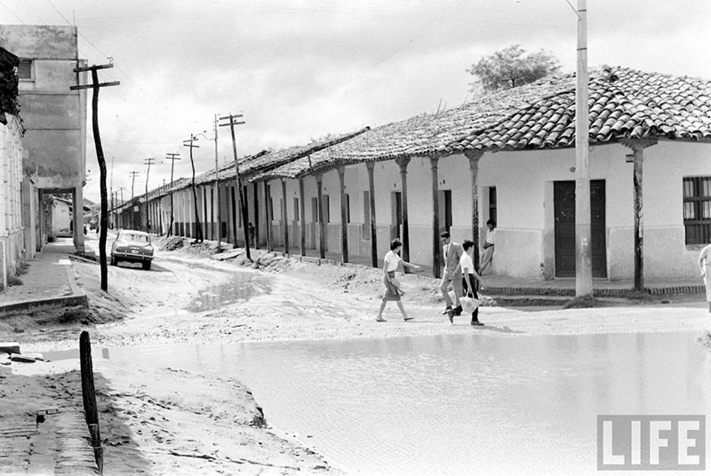         Personas caminando sobre la calle Independencia cruzando la calle Pari – fotografía 7 de 23
