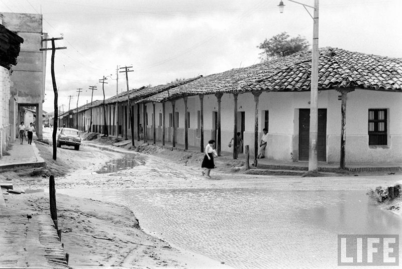         Personas caminando sobre la calle Independencia cruzando la calle Pari – fotografía 9 de 23
