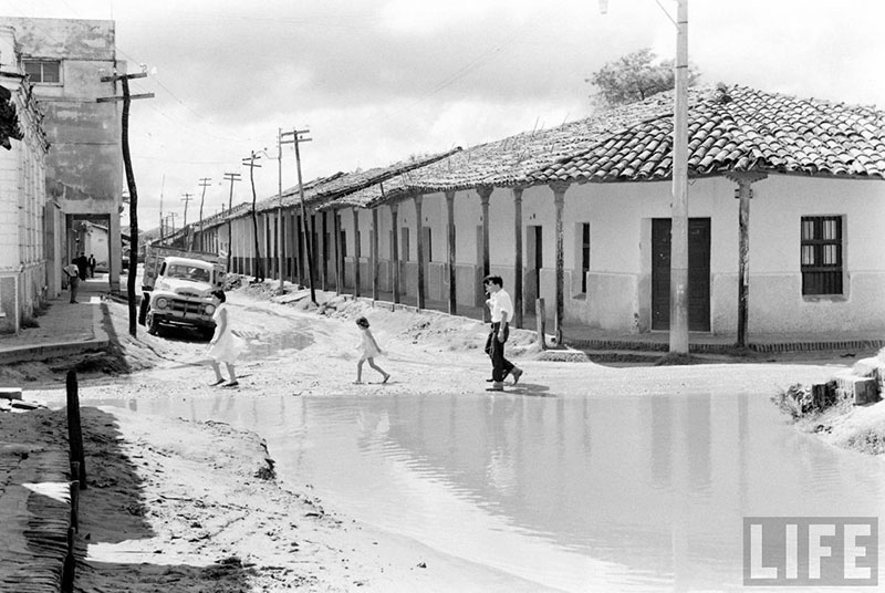         Personas caminando sobre la calle Independencia cruzando la calle Pari – fotografía 11 de 23
