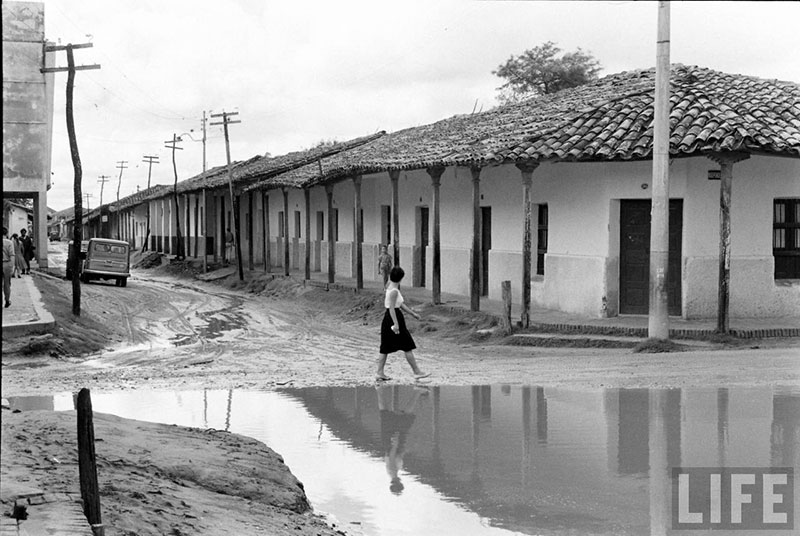         Personas caminando sobre la calle Independencia cruzando la calle Pari – fotografía 14 de 23
