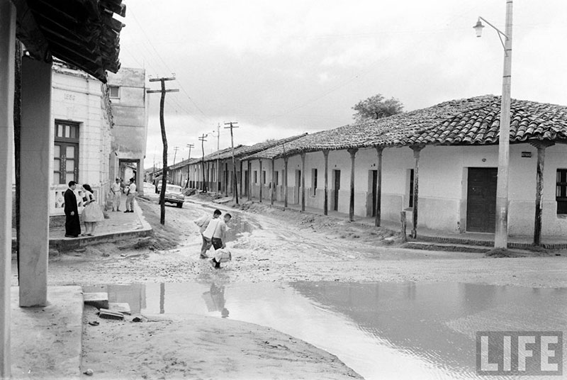         Personas caminando sobre la calle Independencia cruzando la calle Pari – fotografía 15 de 23
