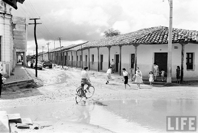         Personas caminando sobre la calle Independencia cruzando la calle Pari – fotografía 18 de 23
