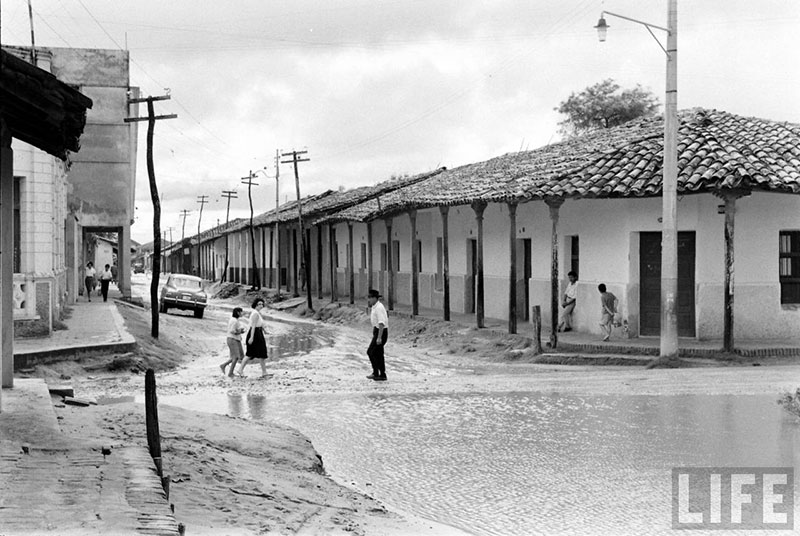         Personas caminando sobre la calle Independencia cruzando la calle Pari – fotografía 19 de 23
