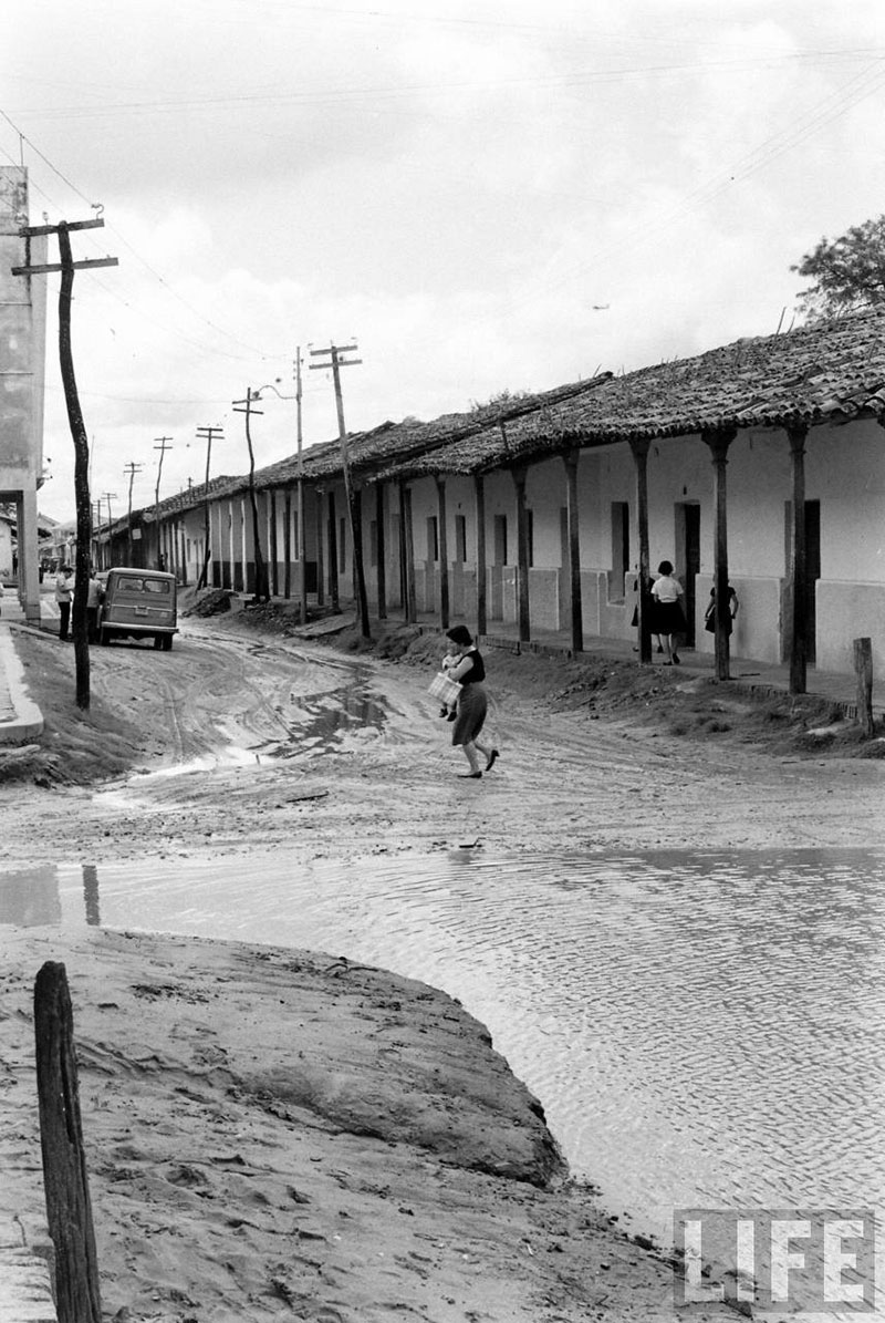         Personas caminando sobre la calle Independencia cruzando la calle Pari – fotografía 22 de 23
