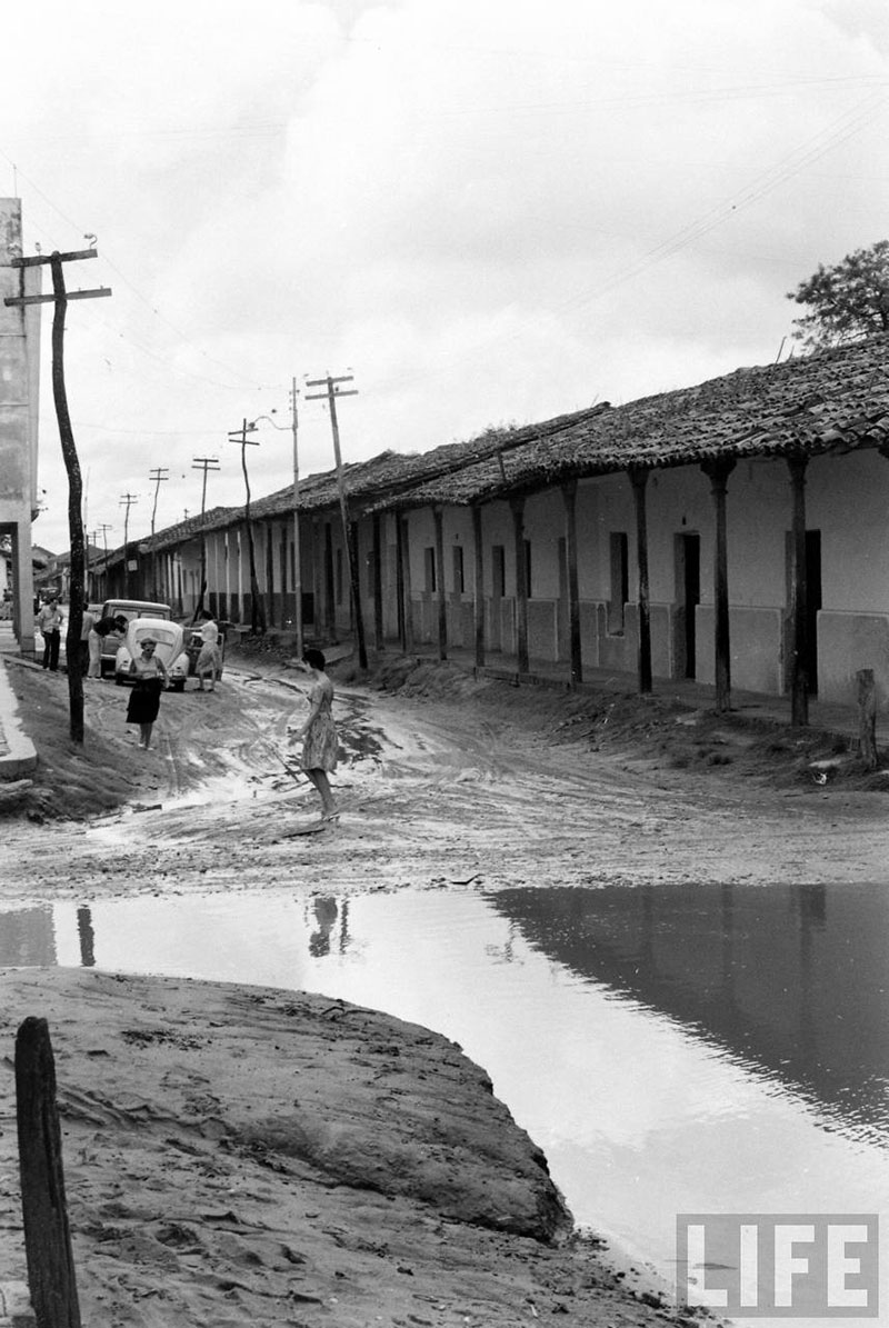         Personas caminando sobre la calle Independencia cruzando la calle Pari – fotografía 23 de 23
