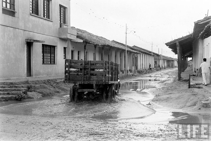         Camión sobre la calle Pari de ida a la valle Velasco – fotografía 1 de 3
