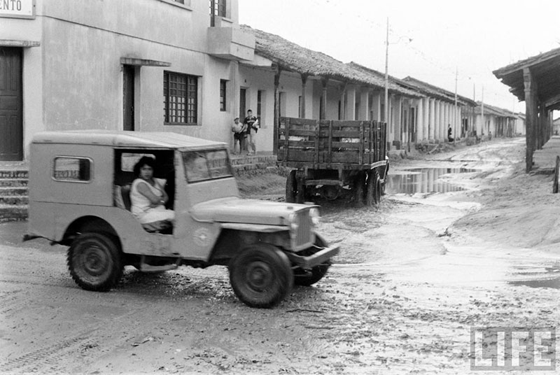         Camión sobre la calle Pari de ida a la valle Velasco – fotografía 2 de 3
