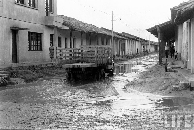         Camión sin puerta en a parte de atrás sobre la calle Pari de ida a la valle Velasco
